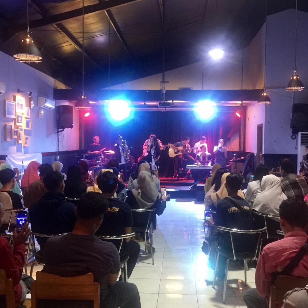Mini Concert with Hanin Dhiya